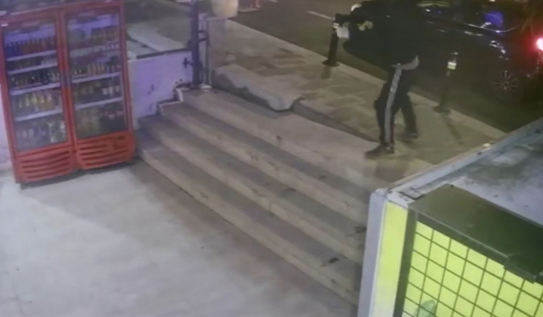 Bağcılar’da tekel bayisine silahlı saldırı kamerada