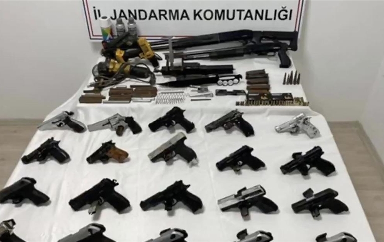 Silah kaçakçıları gözaltına alındı