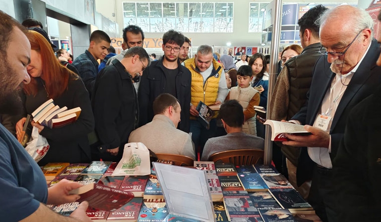 Adana’da Pankuş Yayınları’na yoğun ilgi: Nihat Genç okurlarıyla buluştu