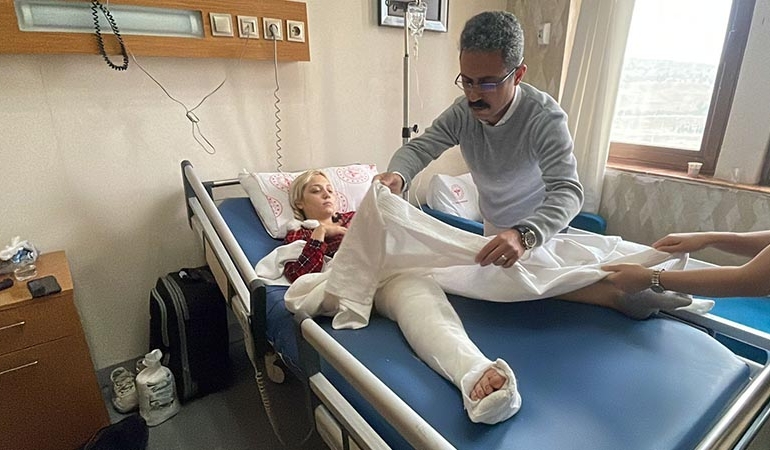 Haciz işlemine giden kadın avukatın bacağını kırdılar