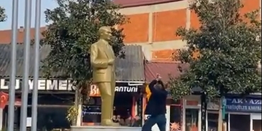 SIZOFRENI-HASTASI-ATATURK-HEYKELINE-SAL_19115