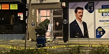 ak-parti-il-baskanligi-binasinin-kapisina-birakilan-supheli-paketten-cop-cikti_8177_dhaphoto1