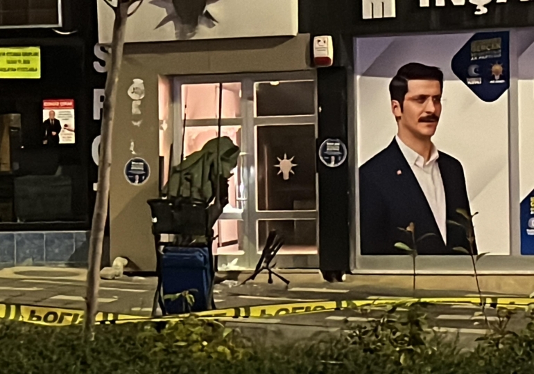 ak-parti-il-baskanligi-binasinin-kapisina-birakilan-supheli-paketten-cop-cikti_8177_dhaphoto1