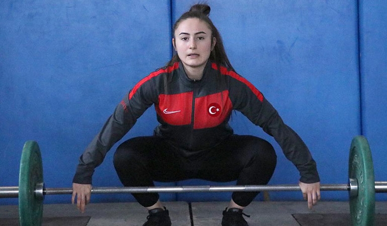 Milli halterci Aysel Özkan, Avrupa Şampiyonası’nda bronz madalya kazandı
