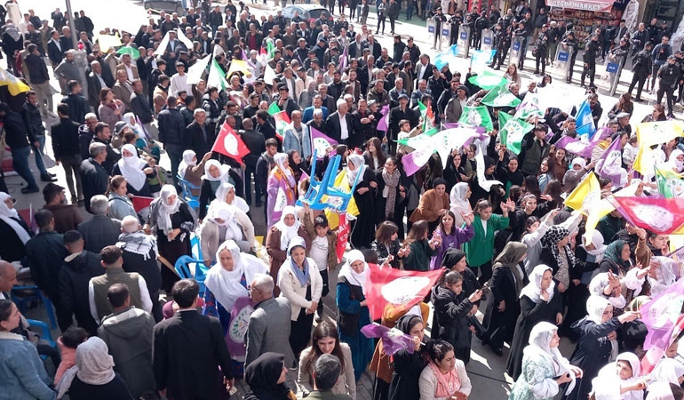 DEM Parti mitinginde PKK lehine slogan atan 6 kişi gözaltına alındı