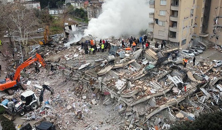 Hatay’da 30 kişinin öldüğü binanın denetçisi 1 yıl sonra tutuklandı