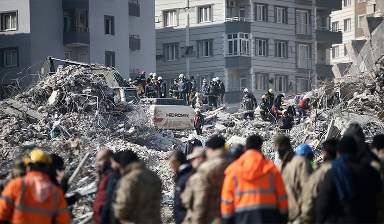 Deprem sonrası çocuklarıyla yerleştiği Antalya’da, işsiz ve yuvasız kaldı