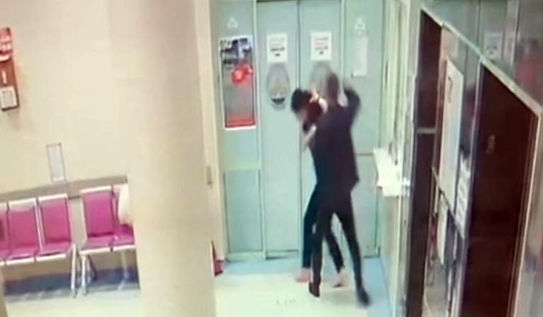 Annesinin ölüm haberini veren doktora saldırdı
