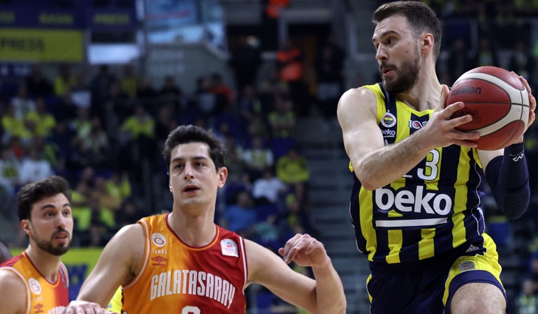 Basketbolda derbinin galibi Fenerbahçe