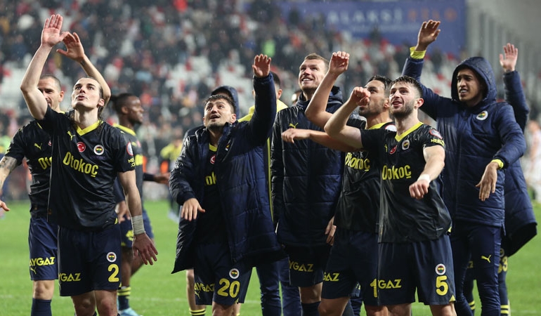 Fenerbahçe, Antalyaspor’u 2 golle geçti