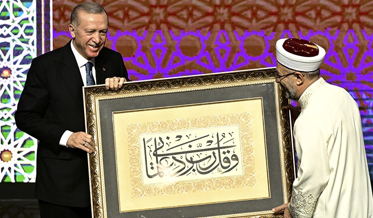 Erdoğan’ın ‘şeriat’ çıkışına ilahiyat profesöründen tepki: Din ayrı şeriat ayrı!