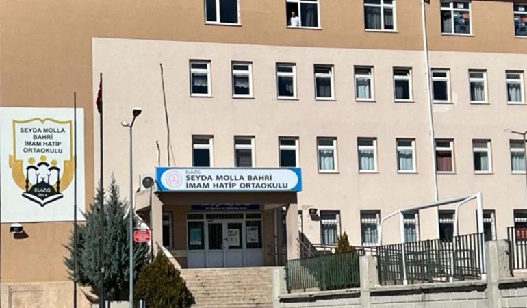 Ortaokul öğrencisi tartıştığı arkadaşını bıçakladı