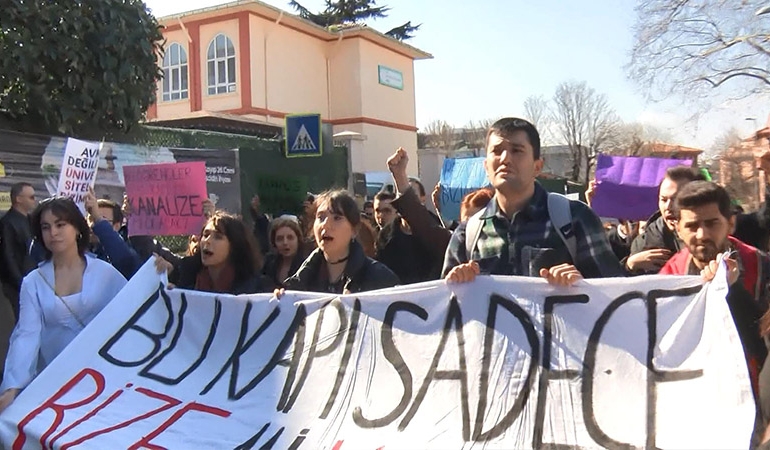 İstanbul Üniversitesi öğrencilerinden protesto