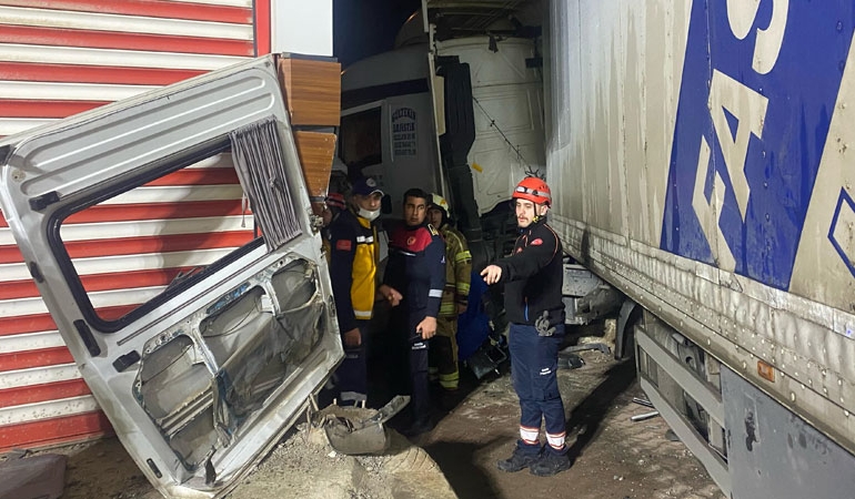 TIR şeritten çıkıp servis minibüsüne çarptı: Ölü ve yaralılar var