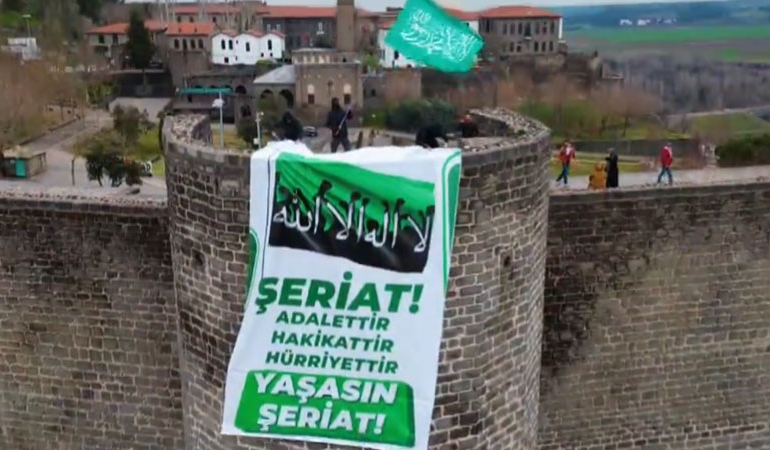 Hizbullah bağlantılı dernek Diyarbakır’ın birçok noktasına ‘yaşasın şeriat’ pankartı astı