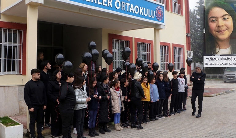 Depremden 3 gün önce yazmıştı… Sınıf arkadaşları Yağmur’u şarkısıyla yaşattı