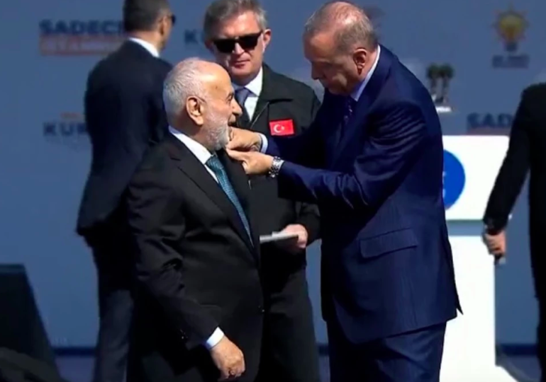 Yeniden Refah’tan istifa eden vekil AKP’ye katıldı… Rozetini Erdoğan taktı