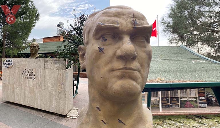 Atatürk büstüne baltalı saldırı!