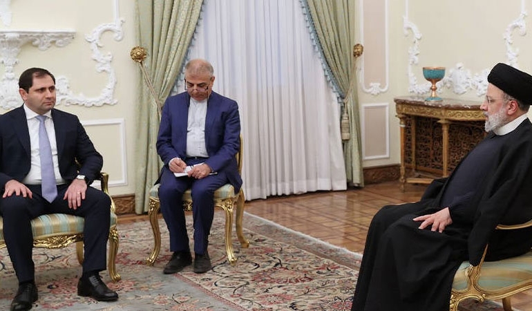 İran Cumhurbaşkanı Reisi, Ermenistan Savunma Bakanı Papikyan ile görüştü