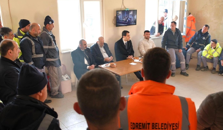 AKP’li adayın tepki çeken seçim çalışması: İşçiler sıraya dizildi, siyasetçiler kahvaltı yaptı!