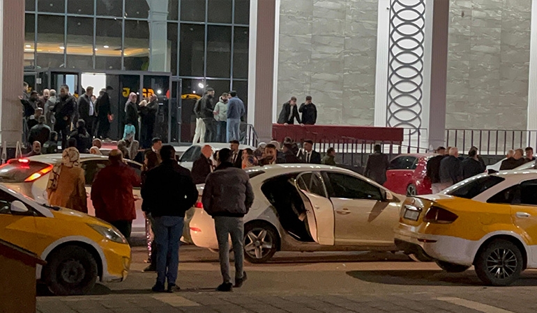 Okul kapısında ‘pusula’ tartışması