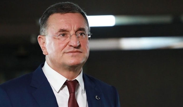 Lütfü Savaş’a saldırı: Platformdan atıldı