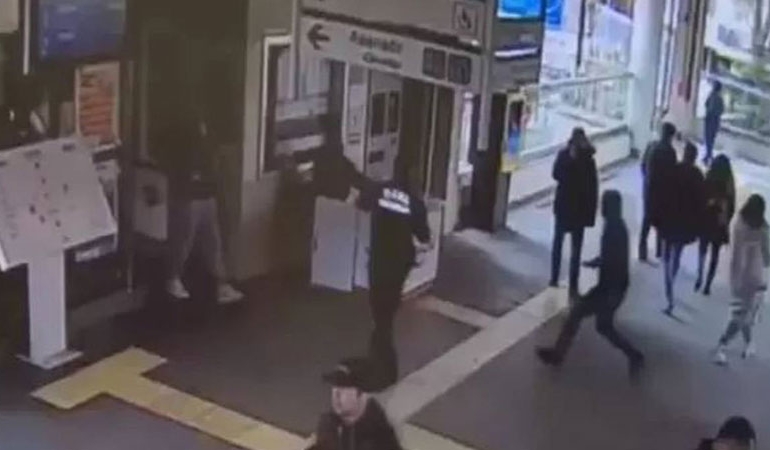 Marmaray’da çalışan kadın, iş arkadaşının bıçaklı saldırısına uğradı