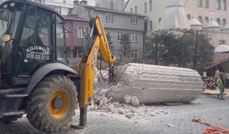 Esenyurt’ta cami minaresi apartmanın üzerine düştü