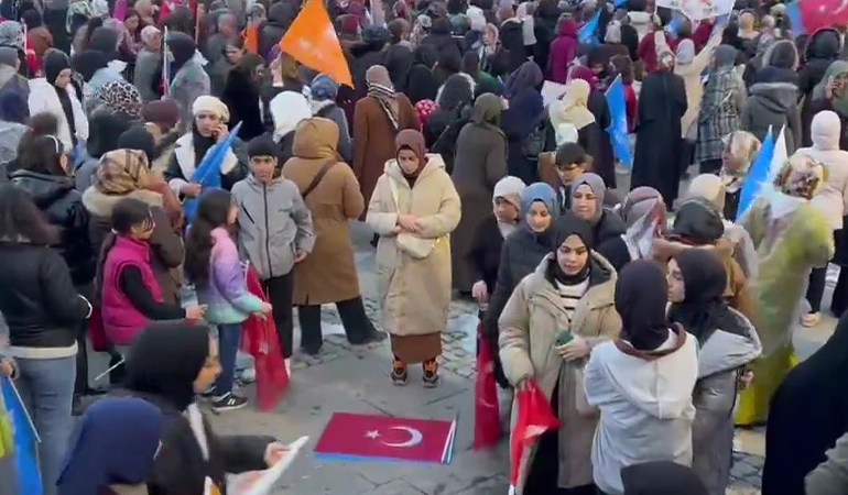 Erdoğan’ın mitinginde Türk bayrağını önüne bırakıp namaz kıldı
