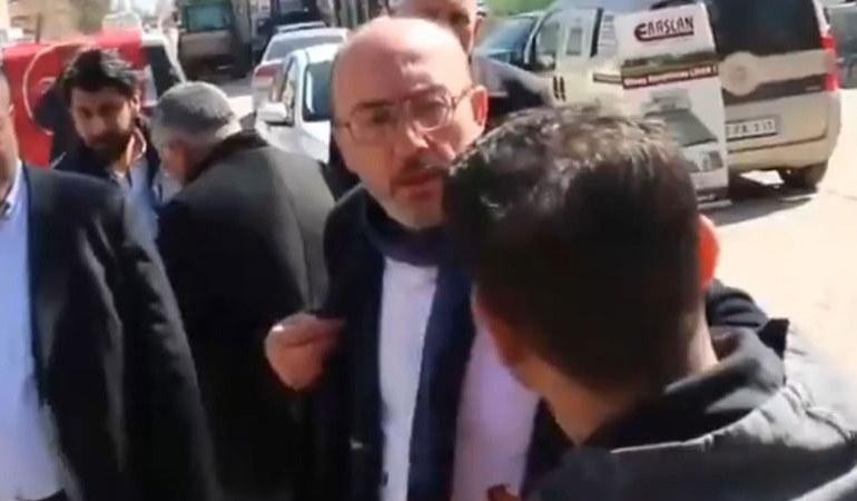 AKP Kütahya İl Başkanı Mustafa Önsay işini yapan gazeteciyi azarladı