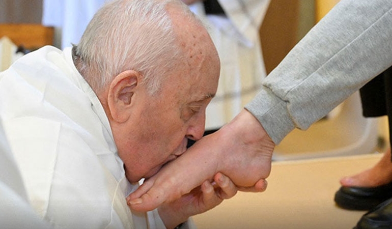 Papa Franciscus kadınların ayağını öptü