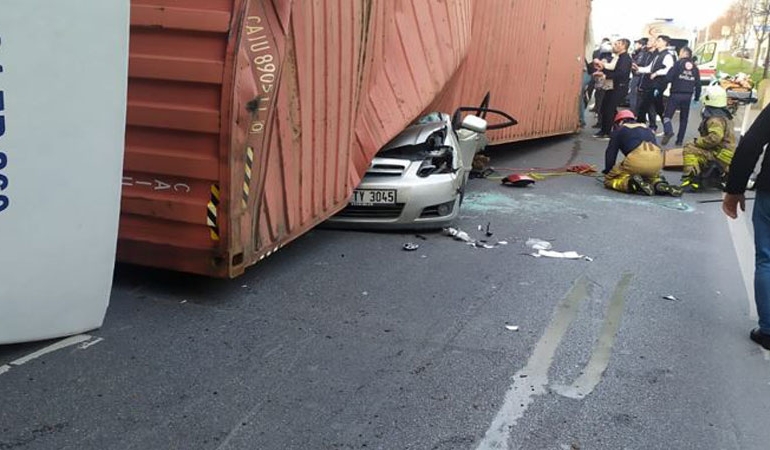 Bakırköy’de otomobilin üzerine TIR devrildi: 4 ölü
