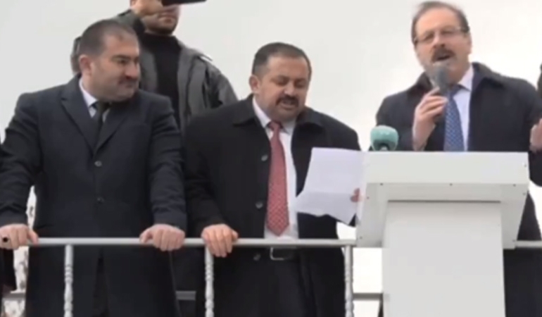 AKP’li aday mikrofonunu açık unutup hakaret etti