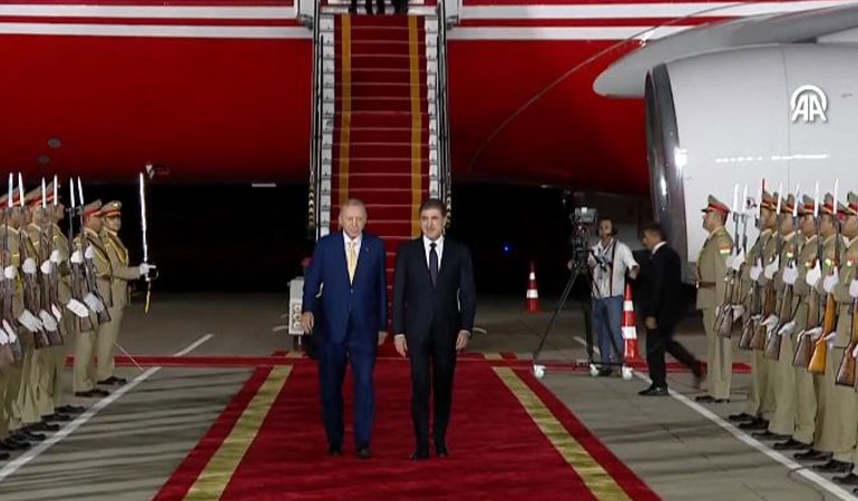 Erdoğan Erbil’de: Barzaniler tarafından ‘resmi’ törenle karşılandı, sözde bayrağın önünde poz verdi