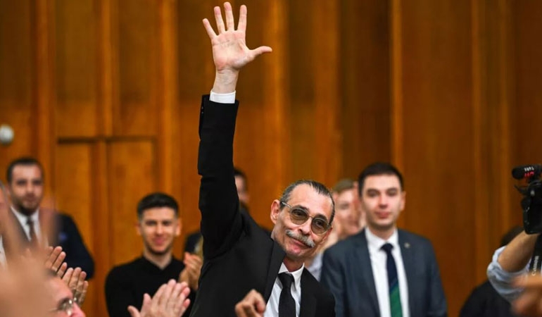 Erdal Beşikçioğlu, Etimesgut zaferini ‘erik dalı’ ile kutladı