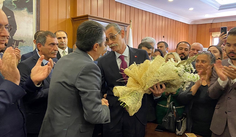 Mazbatasını alan Erdal Beşikçioğlu’ndan mesajlar: Vali filmini hatırlattı, projelerini duyurdu