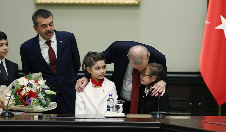 Erdoğan’ın çocuğun kulağına fısıldadığı sözleri AKP’li isim paylaştı