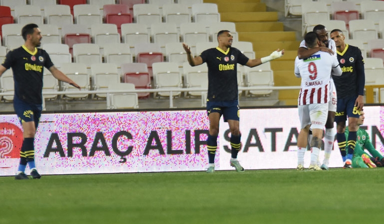 Fenerbahçe şampiyonluk yarışında yara aldı