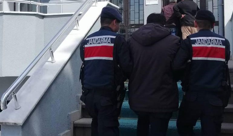 24 yıl hapis cezası bulunan firari oğlunun dükkanına kazdığı tünelde yakalandı