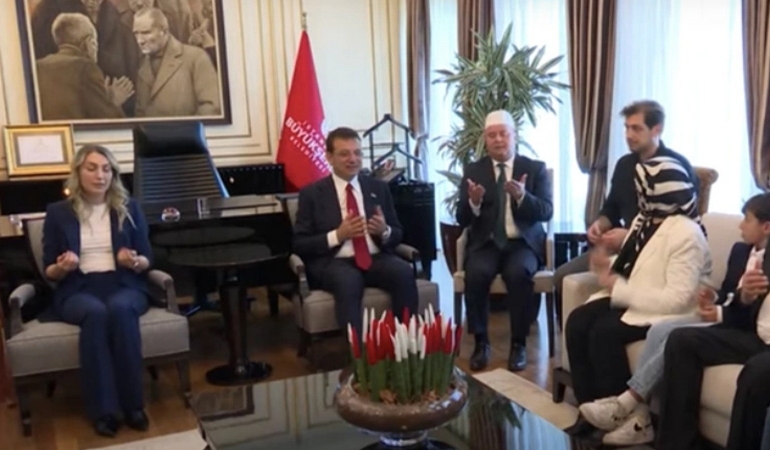 Ekrem İmamoğlu göreve dua ederek başladı