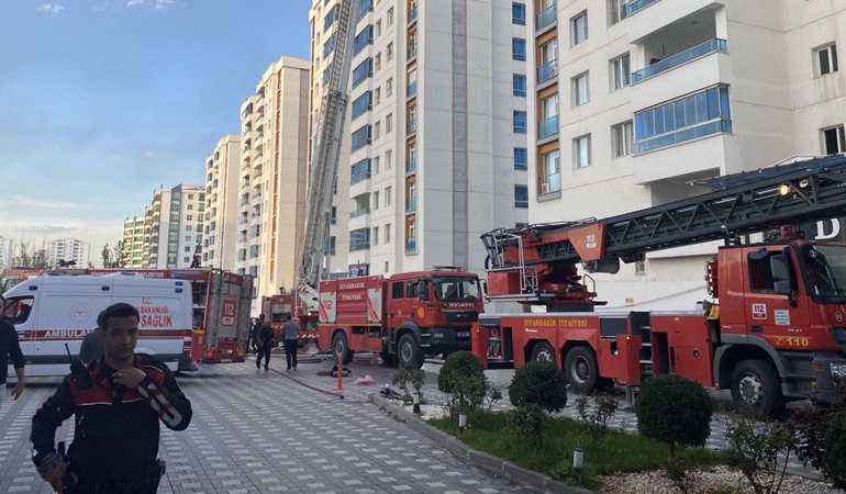 Diyarbakır’da çatı yangını: 1 itfaiye eri kendini aşağı bıraktı