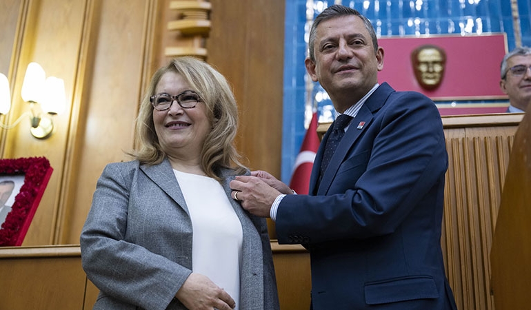 İYİ Parti’den istifa eden vekil CHP’ye katıldı… Rozetini Özgür Özel taktı