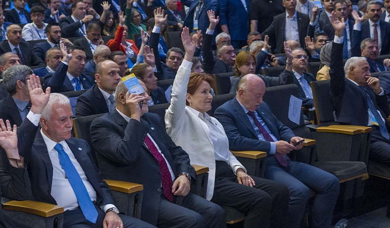 İYİ Parti’de Müsavat Dervişoğlu, genel başkan seçildi