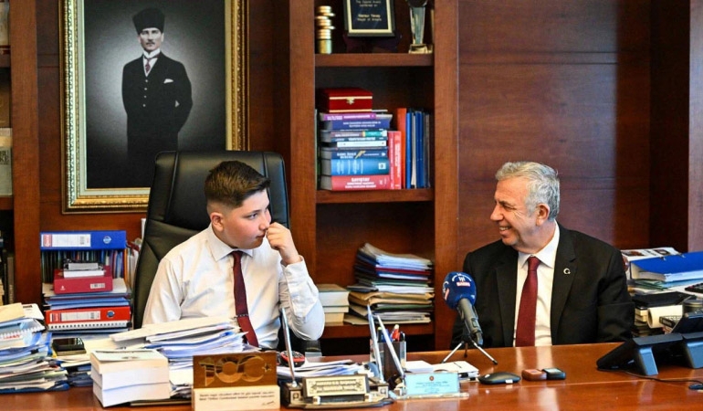 Mansur Yavaş koltuğunu otizmli Muhammed’e bıraktı