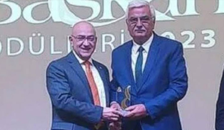 AKP’li başkan ödül satın aldı, faturası belediyeye kesildi!