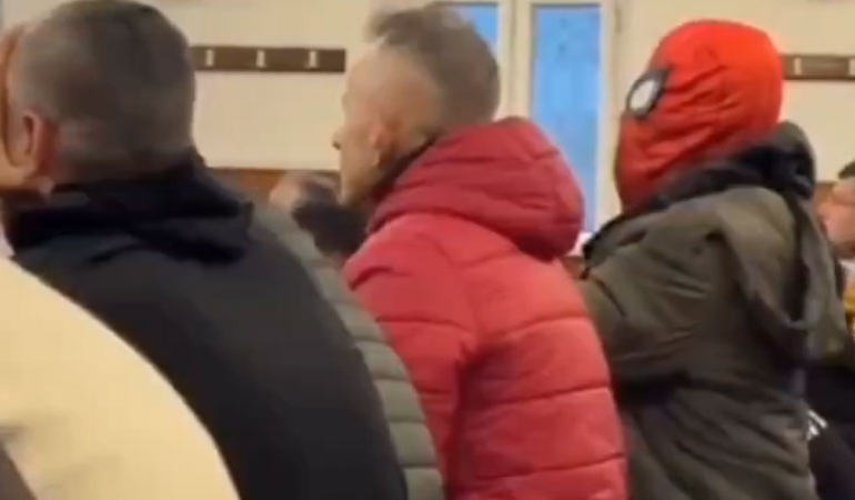 İskenderun’da ‘Örümcek Adam’ kostümüyle namaza polis müdahalesi: Yaka paça camiden attılar