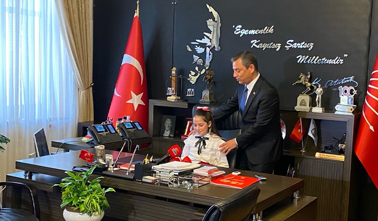 Özel’den koltuğunu devrettiği Dora’ya: İyice yerleşmezseniz kaldırabilirler