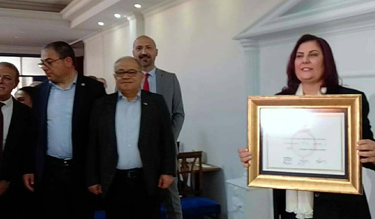 Özlem Çerçioğlu’nun mazbatası yemekhanede verildi