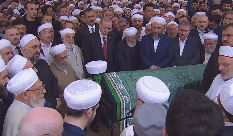 Erdoğan İsmailağa şeyhinin cenazesine katıldı