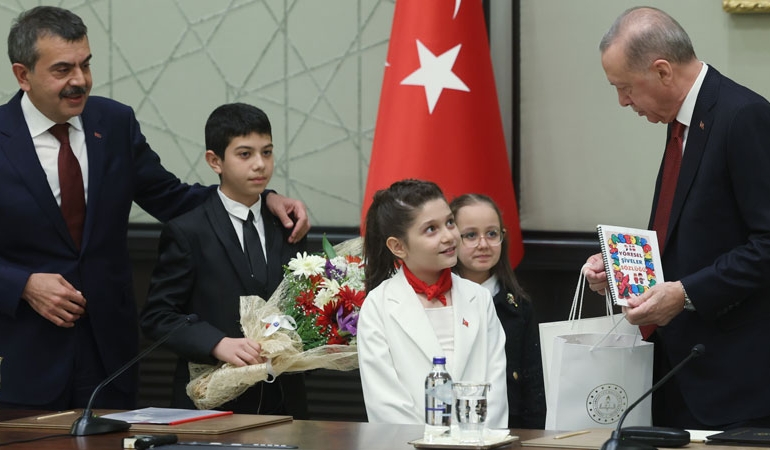Erdoğan Saray’da çocukları kabul etti